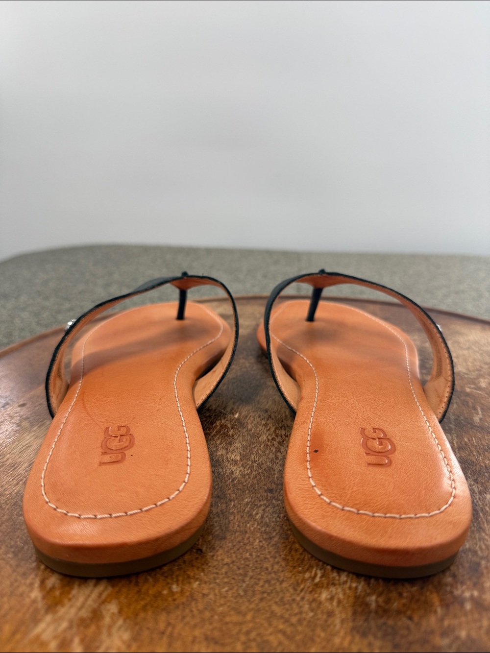 UGG Sandals Wm 8 Carey Black Leather Thong Flip Flops Summer Vacation - Picture 4 of 12